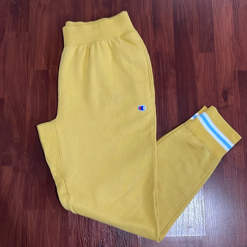 Champion Reverse Weave Mustard Jogger. Size Large Brand New.